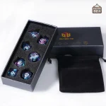 Dés de jeu en violet translucide