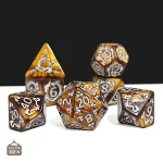 Dés de jeu avec symbole Ouroboros captivant