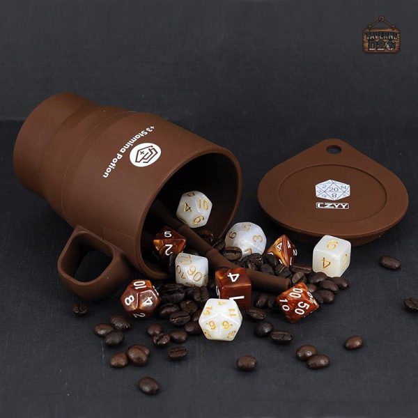 Tasse à café et dés thématiques pour joueurs de JDR