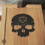 Élégante tour à dés en bois pour collectionneurs et joueurs