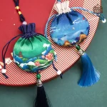Pochette à dés avec cordon ajustable