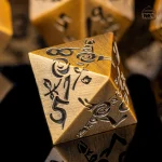 D20 en métal avec design vampire