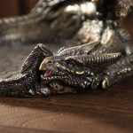 Piste de dés décorée avec des motifs de dragon