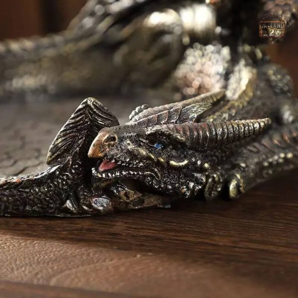 Piste de dés décorée avec des motifs de dragon