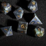 Dés en labradorite avec finitions uniques et brillantes