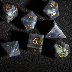 Dés en labradorite avec finitions uniques et brillantes