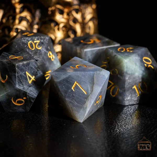 Set de dés colorés en labradorite pour les collectionneurs